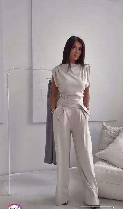 Жіночий легенький костюм