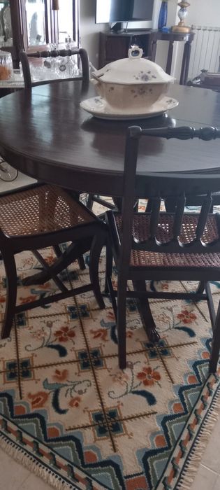 Mesa de sala antiga, extensivel, com seis cadeiras