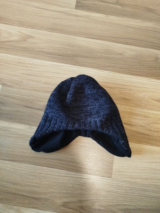 Czapka czarna na uszy boki