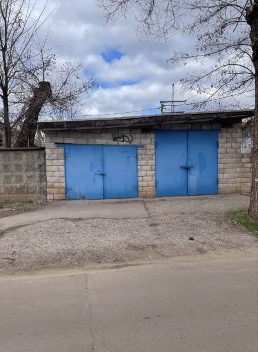 Гараж на дві машини за рестораном Puri Chveni