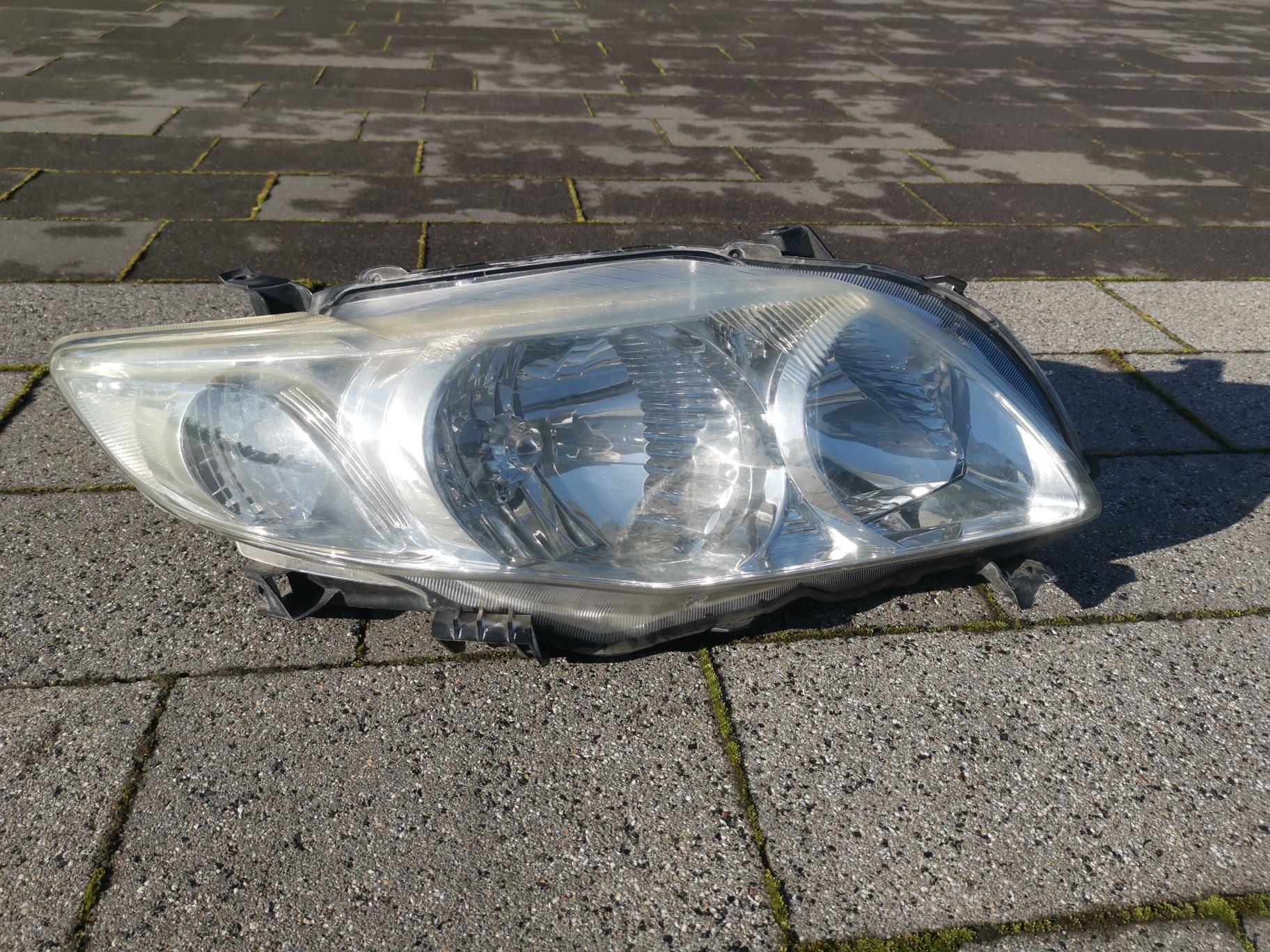 Toyotą COROLLA E15 8-12  Lampa prawa przod