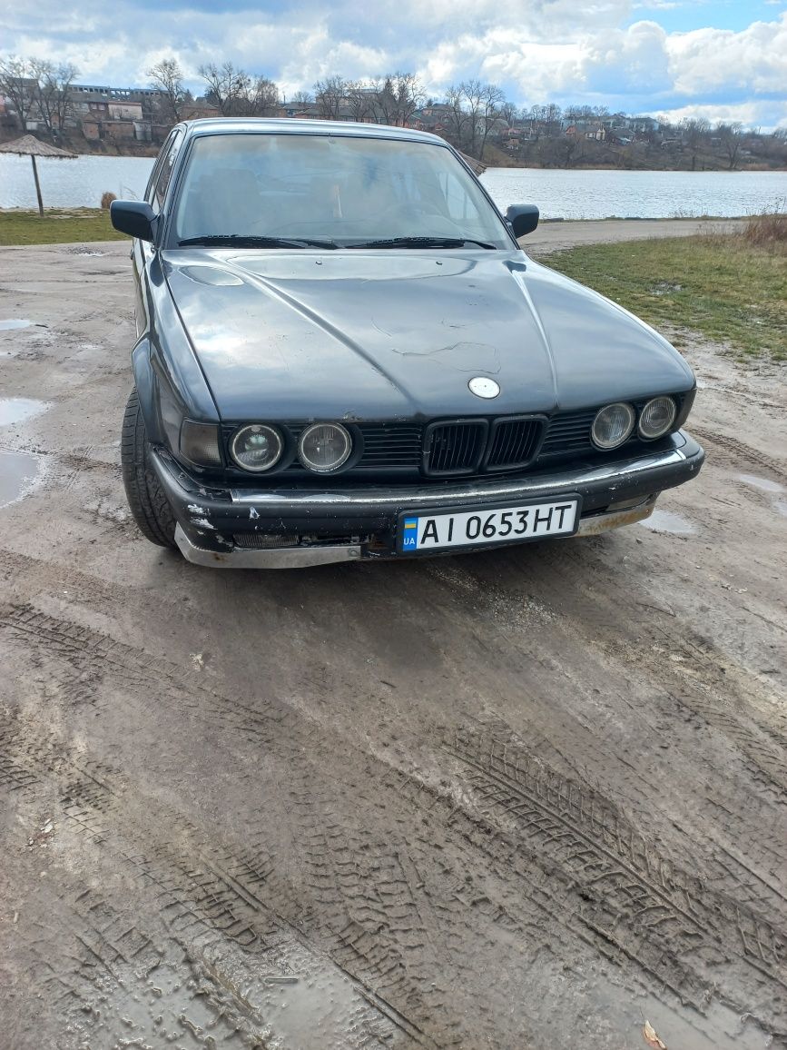 Автомобіль BMW 735