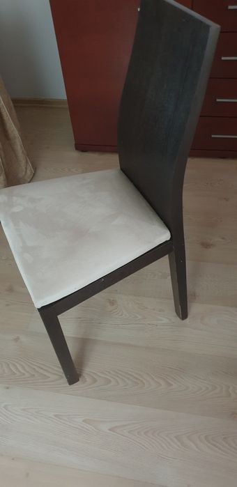 Dwa drewniane krzesła