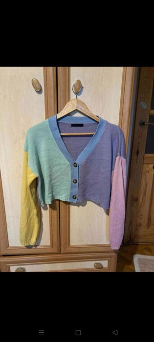 Uroczy kolorowy sweter kardigan na guziki