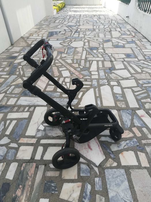 Carrinho de bebé com acessórios extra.