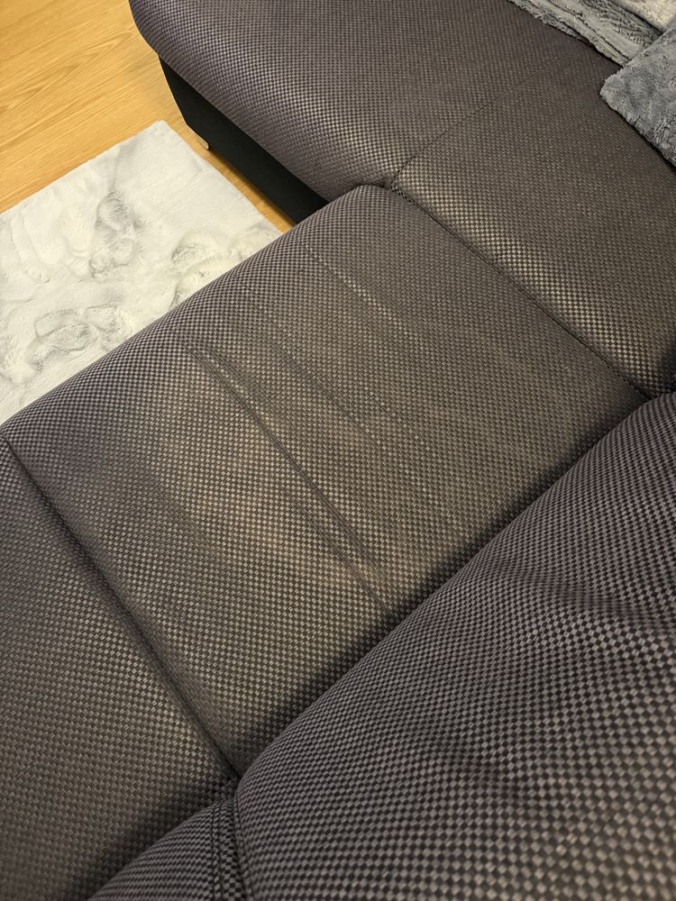 Ciemna sofa do salonu