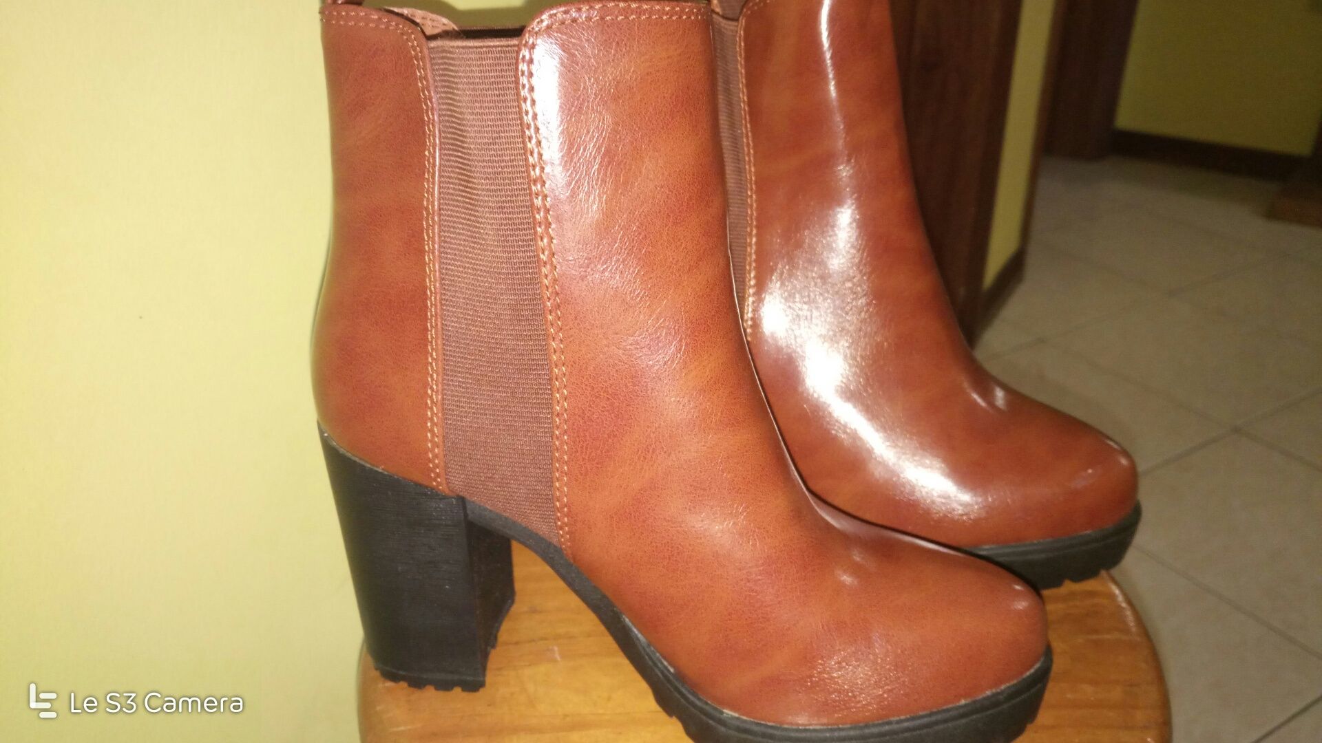 Botins camel, salto alto, novos, marca SMF.