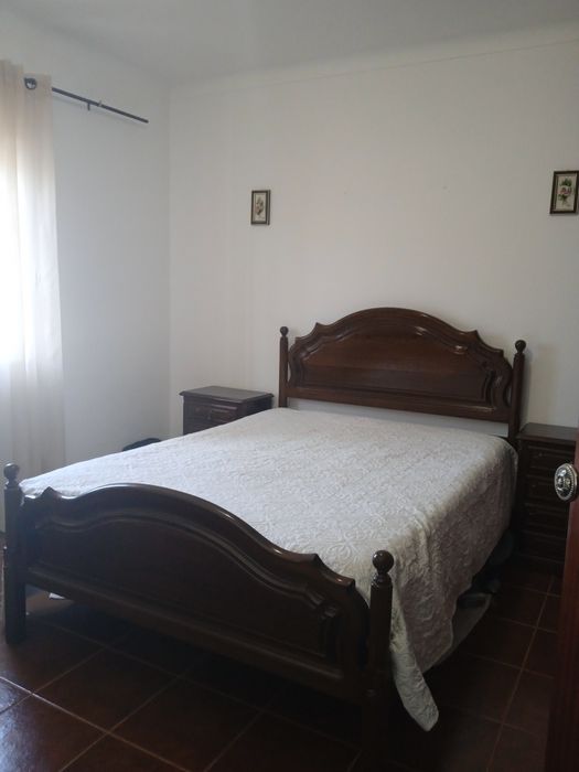 Mobília de Quarto completa (cama, mesas de cabeceira e cómoda)