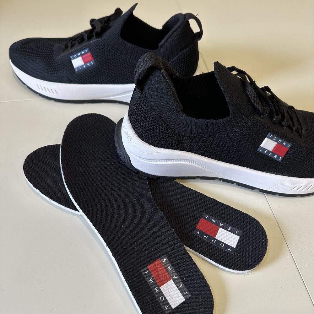 Tommy Hilfiger. Жіночі  кросівки. Оригінал. Розмір 40. Нові.
