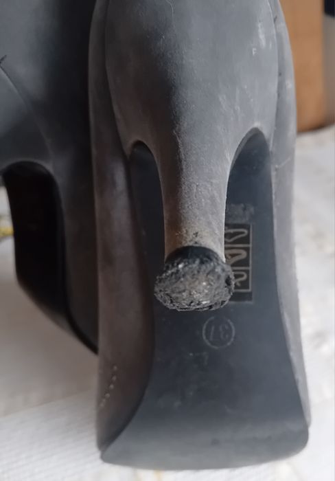 Sapatos cinza usados