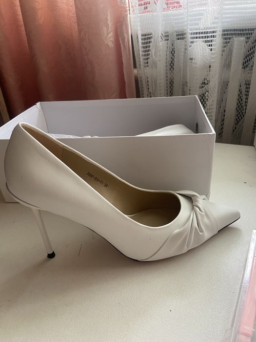 Білі весільні туфлі