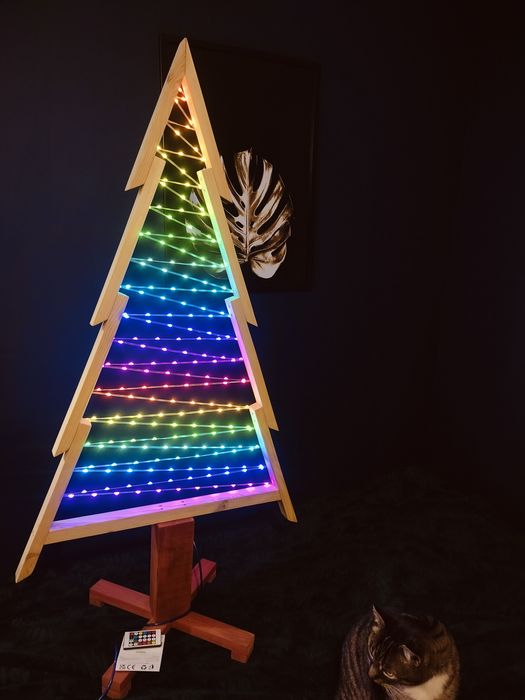 Choinka drewniana z lampkami smart led