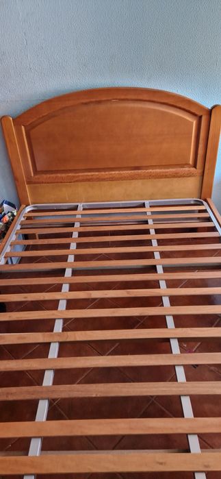 Conjunto de Quarto em Madeira de Pinho