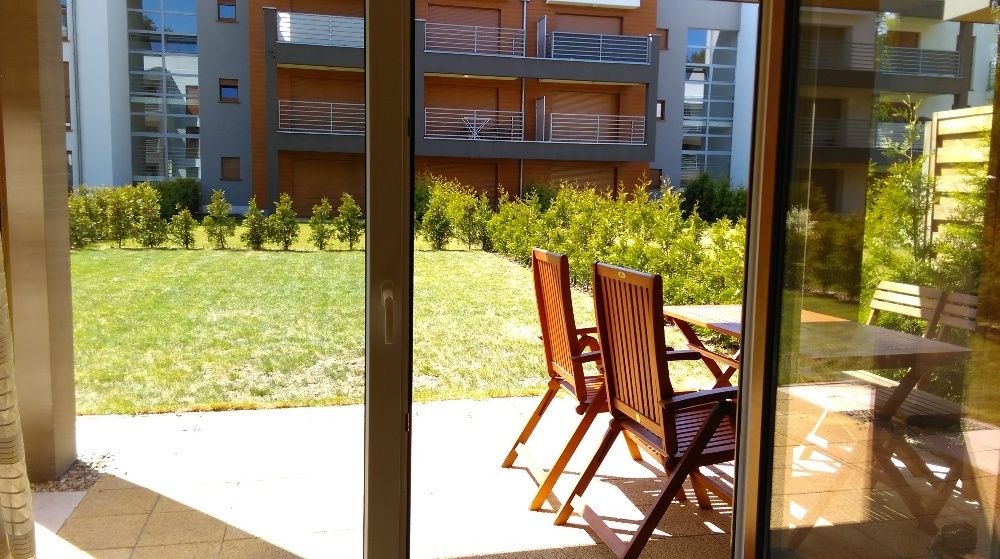 APARTAMENT NAD MORZEM 2-po. z ogrodem i parkingiem.