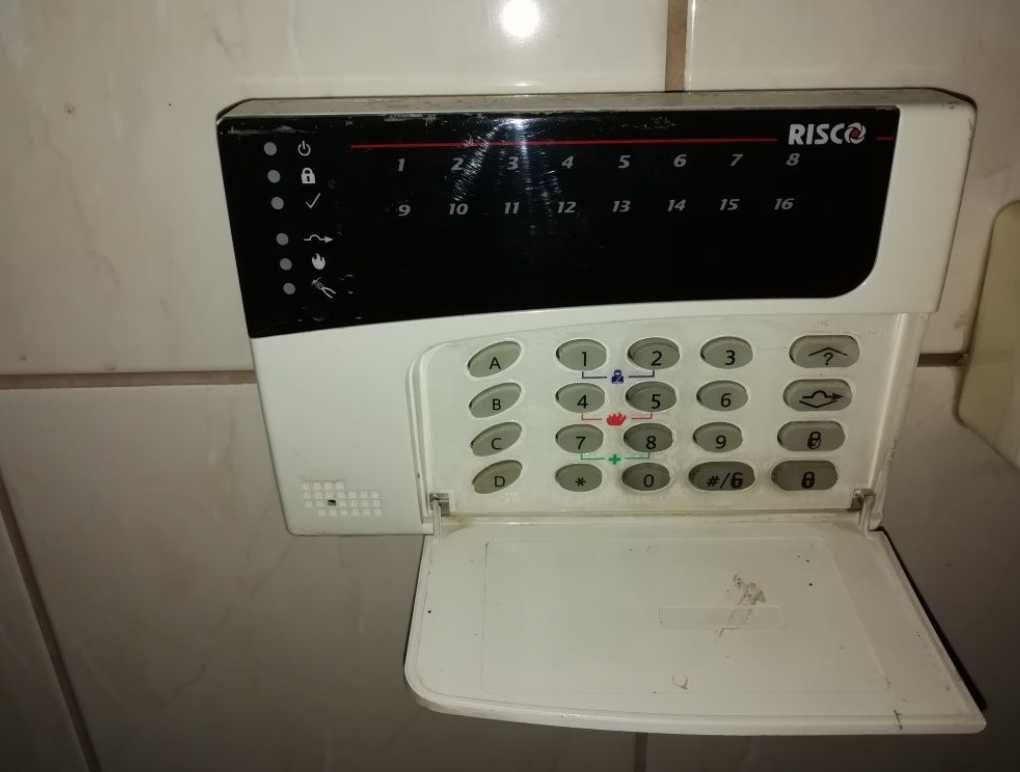 ALARM RISCO 1x centrala LCD ProSYS RP128KCL0ICA + 4 Pyronix Kx15Dt
