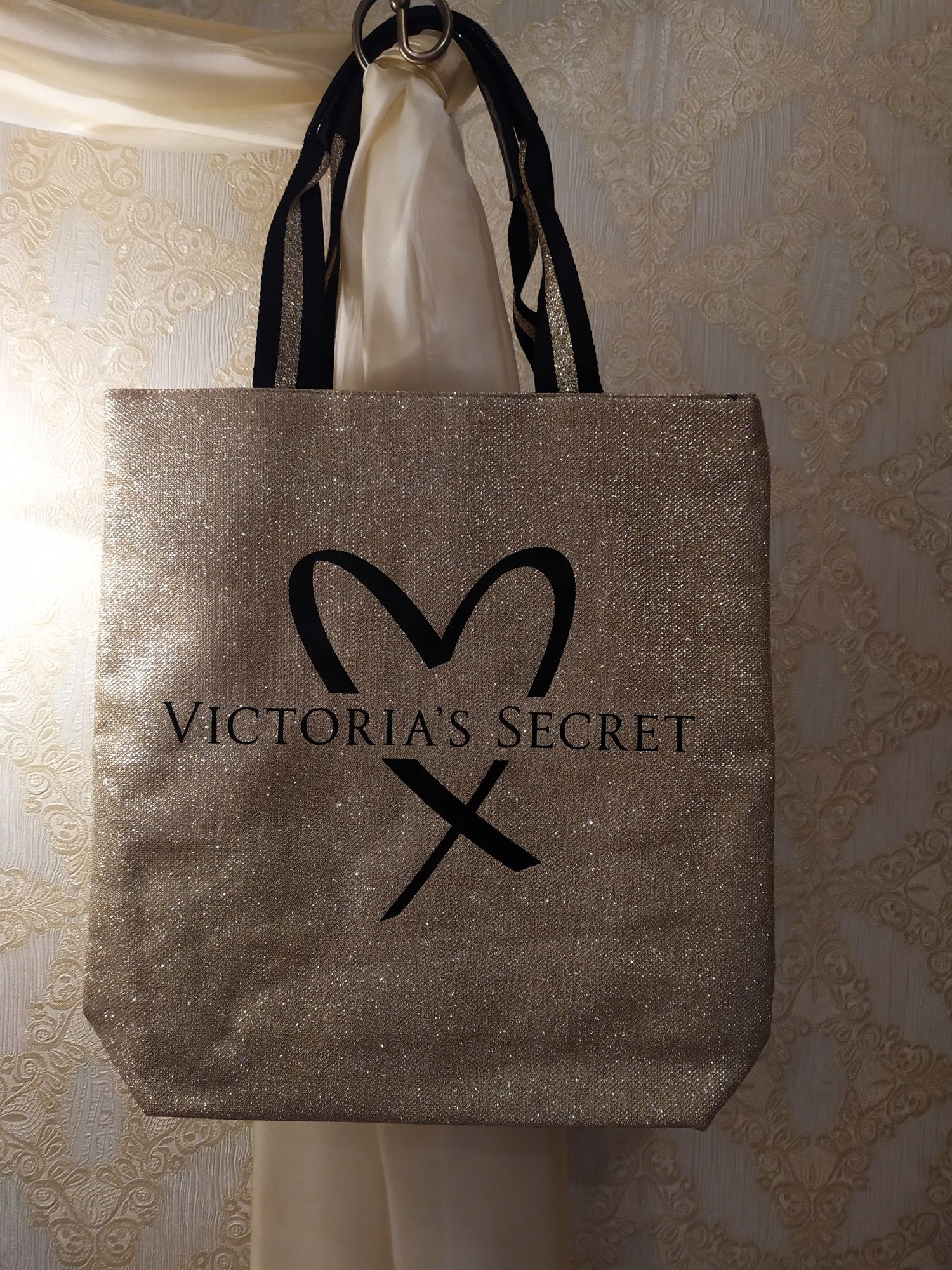 Victoria s secret сумка шикарная на лето,золото напыление.