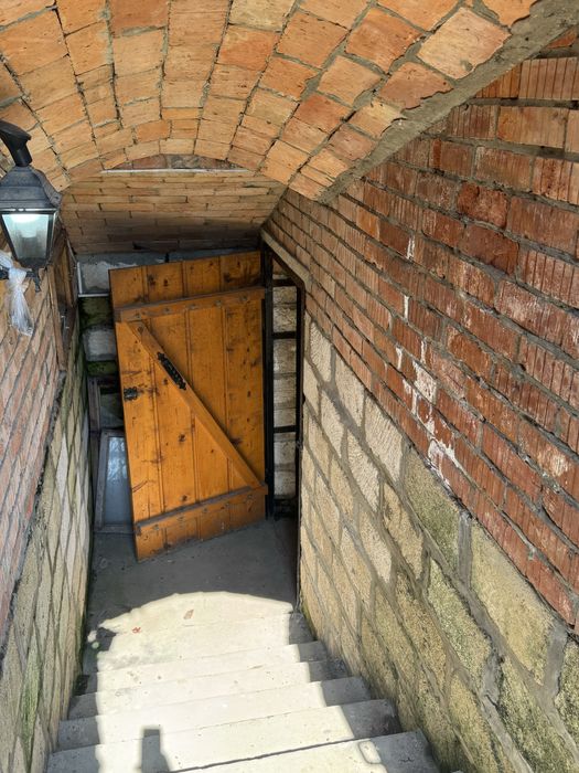 Земельна ділянка, 0.10 га, з будівлею 140 м. кв.