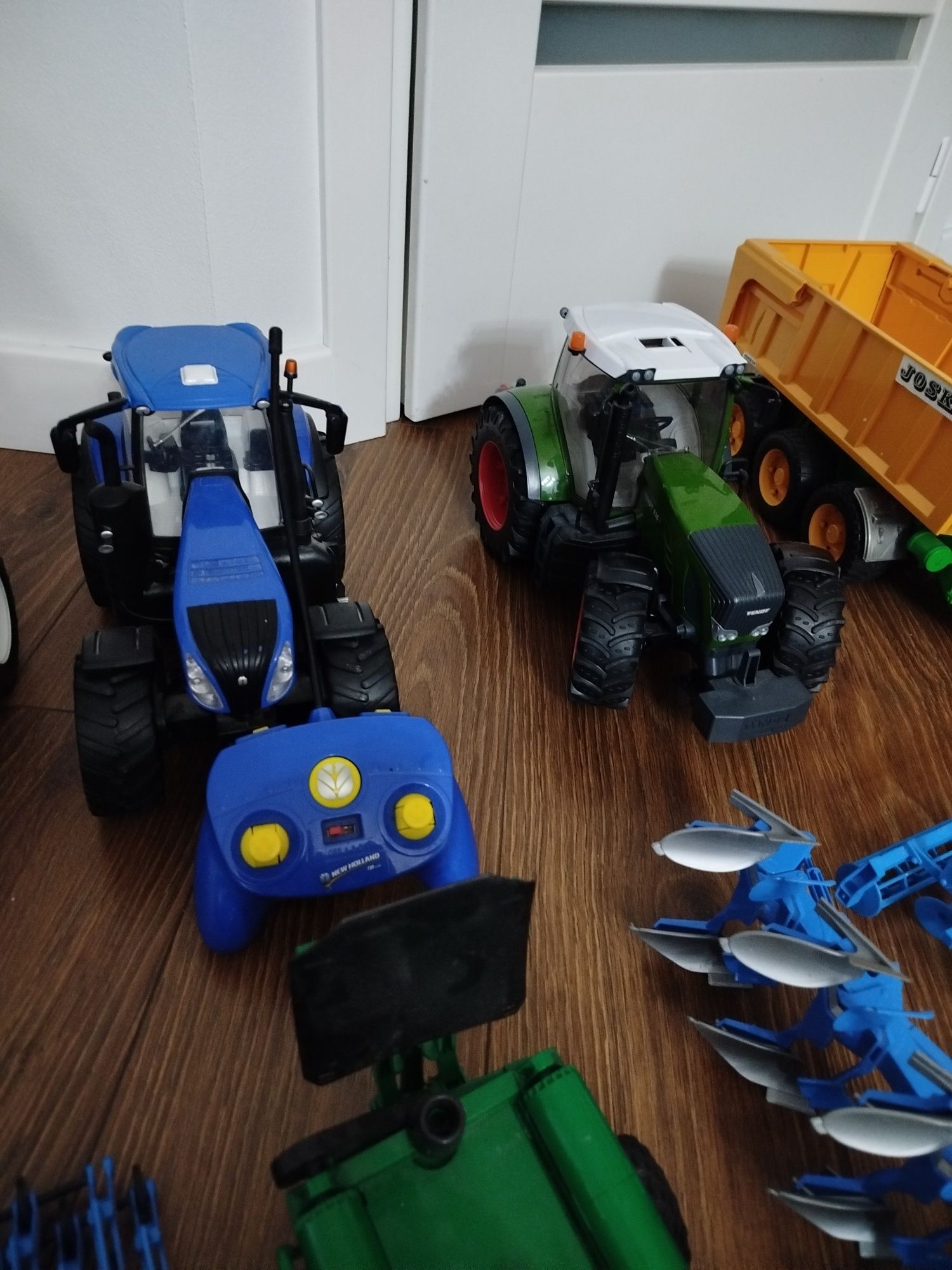 Bruder traktory maszyny new Holland Claas komplet
