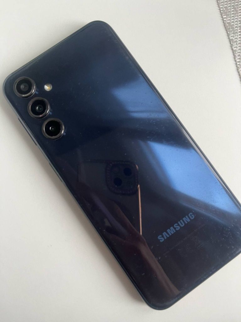 Samsung M 34 telefon