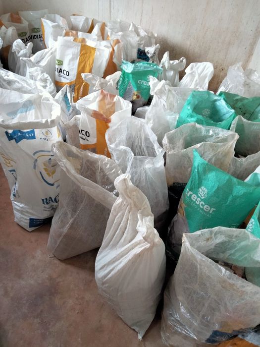 Entulho, cimento, tijolo e terra