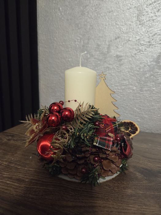 czerwono-złoty stroik świąteczny świeca dekoracja na stół