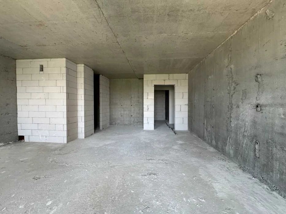 Простора однокімнатна з видом на річку