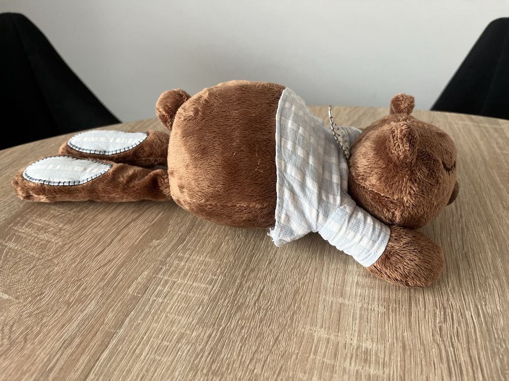 Maskotka miś Mamas&Papas leżący komoda półka ozdoba