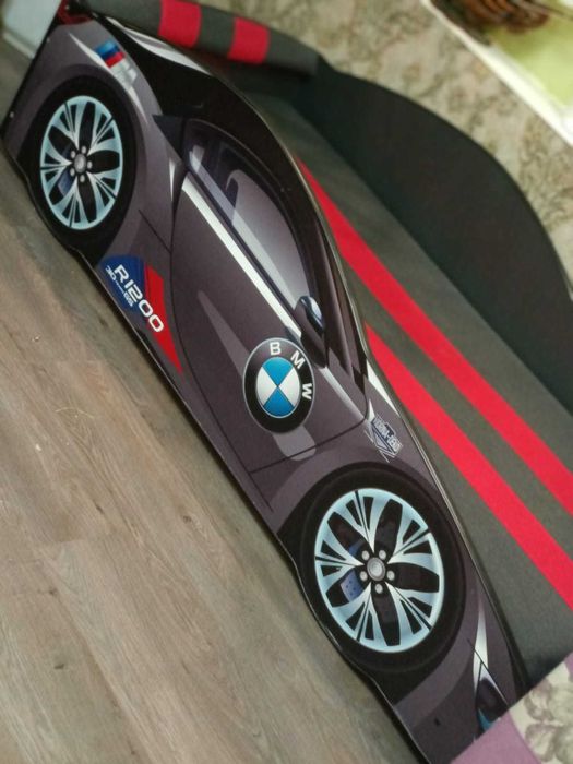 Дитяча кроватка-машина.