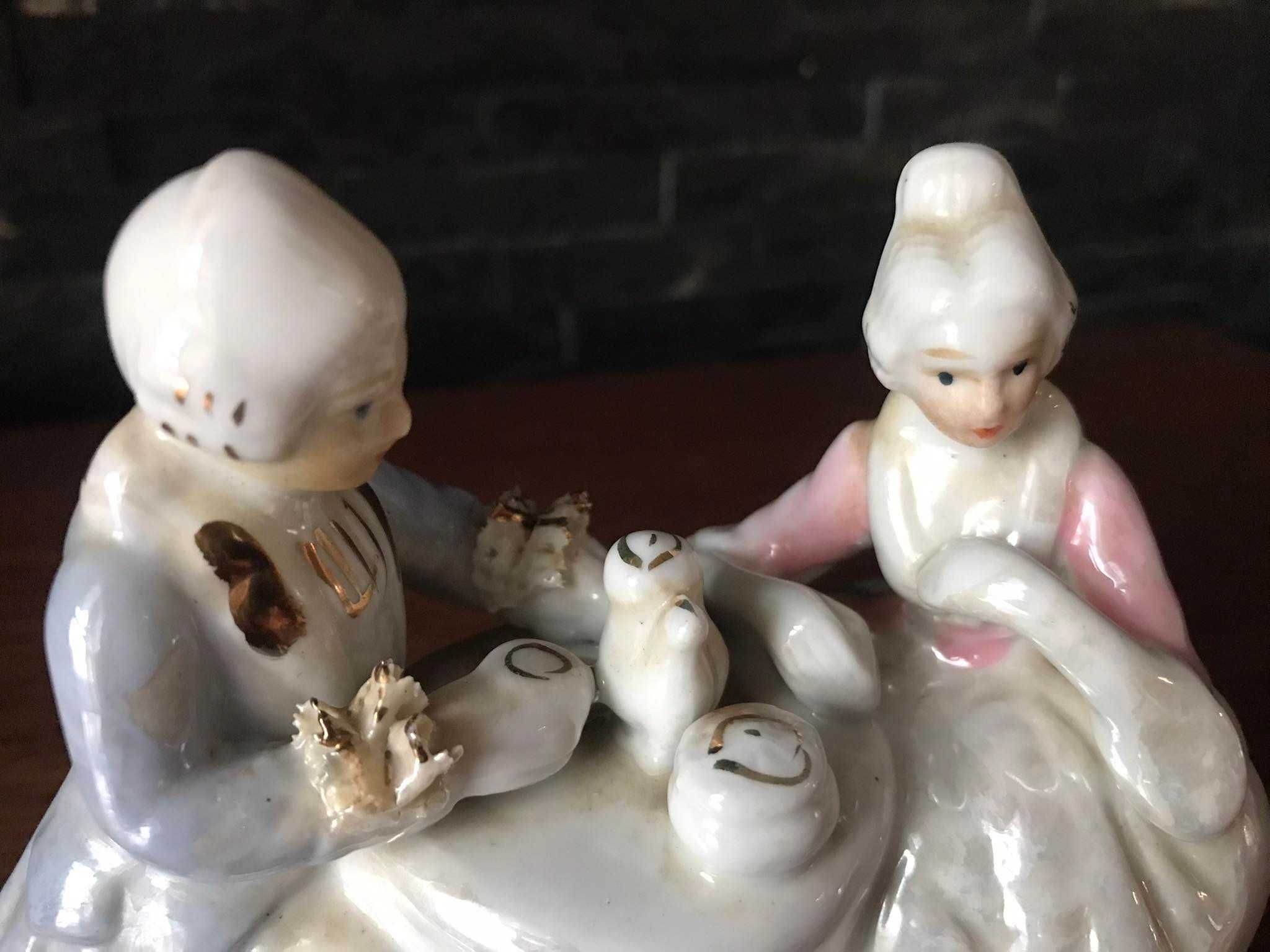 Para kochanków przy herbacie porcelanowa figurka