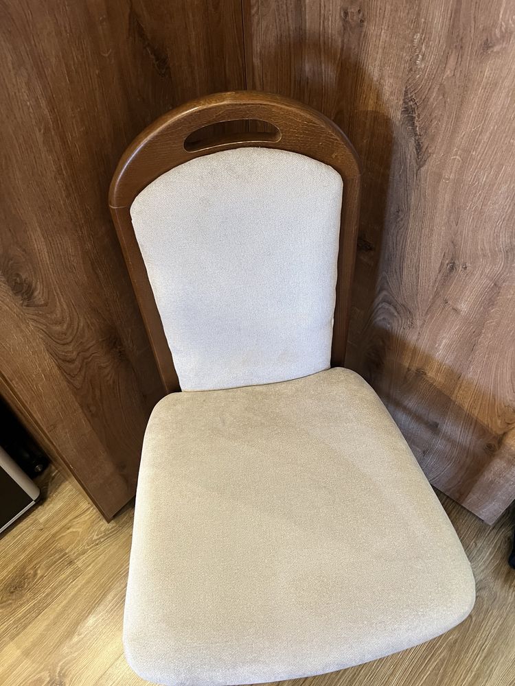 Komplet 6 krzeseł do stołu.