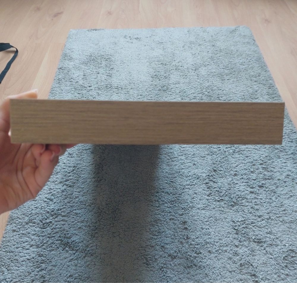 półka z imitacji drewna