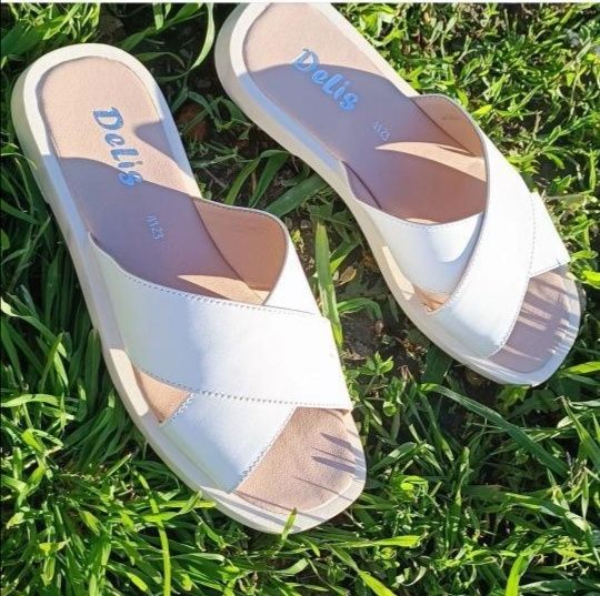 Жіночі шльопанці білі