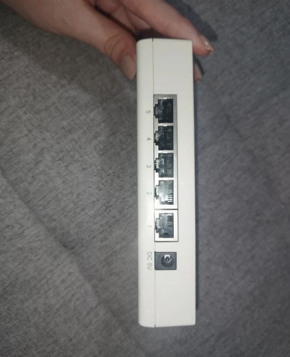 Switch 100 MB com fonte de alimentação.
