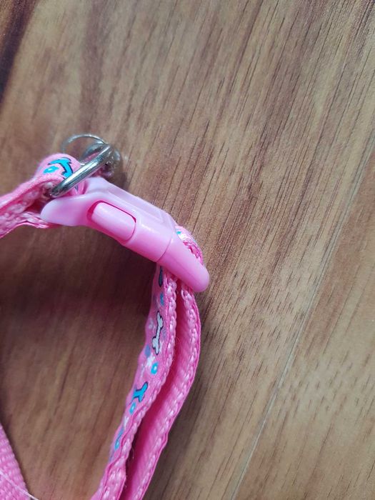 Różowa obróżka dla kota psa w kolorowe kostki z dzwoneczkiem