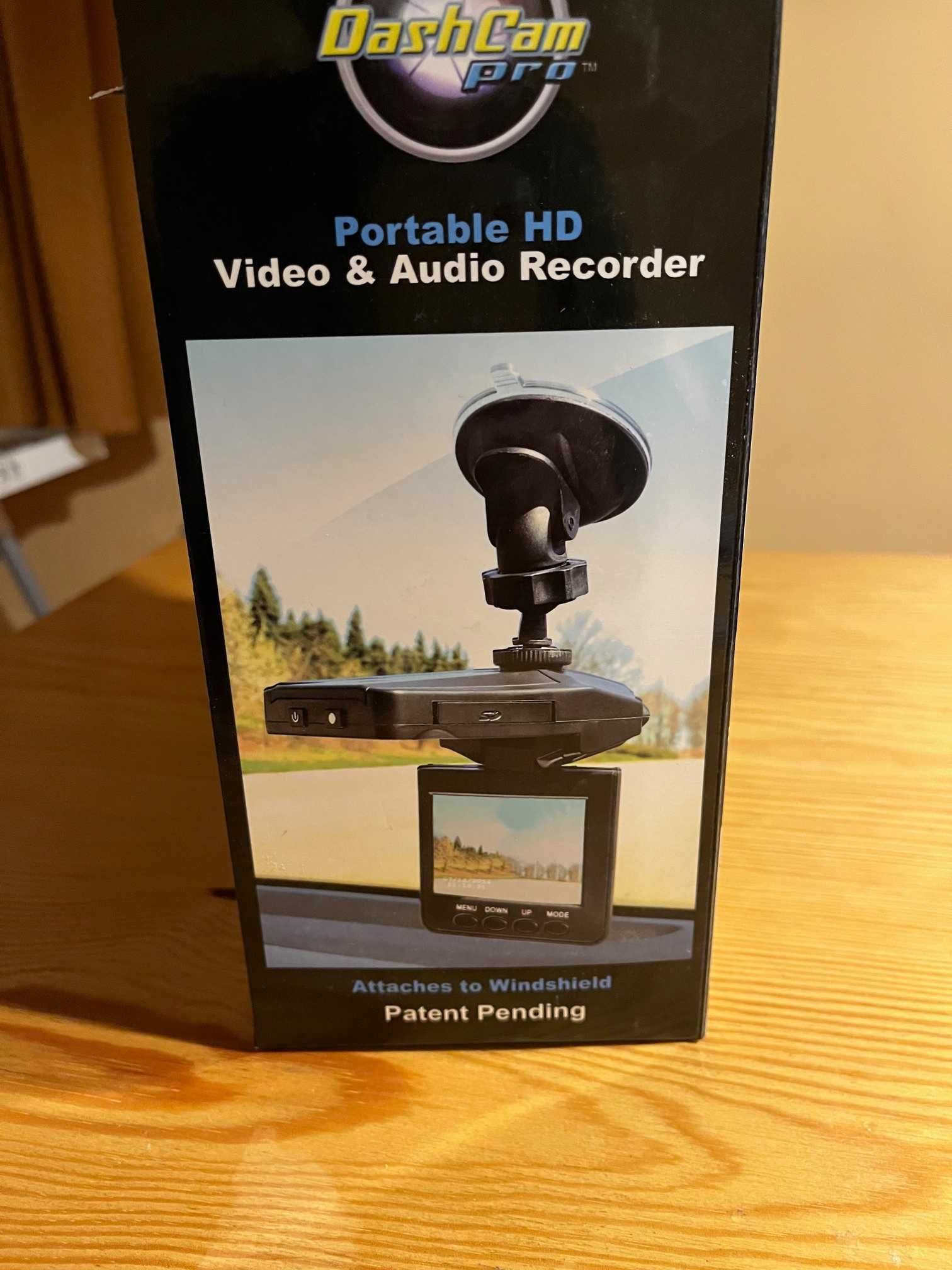 Sprzedam rejestrator samochodowy z ekranem marki DashCam Pro+