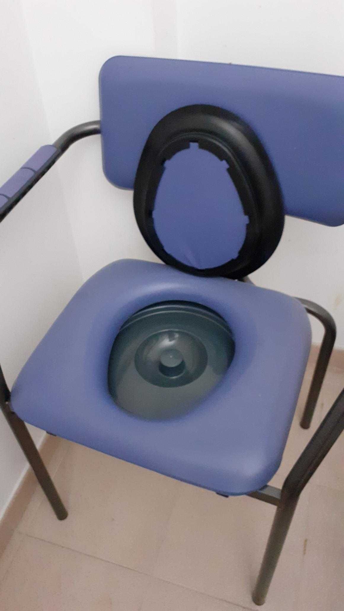 Cadeira sanitária portátil com penico