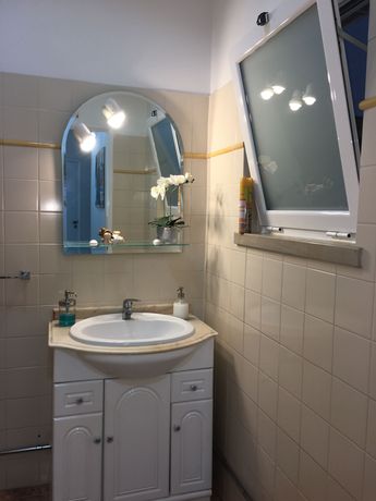 Espelho de WC com luzes e prateleira