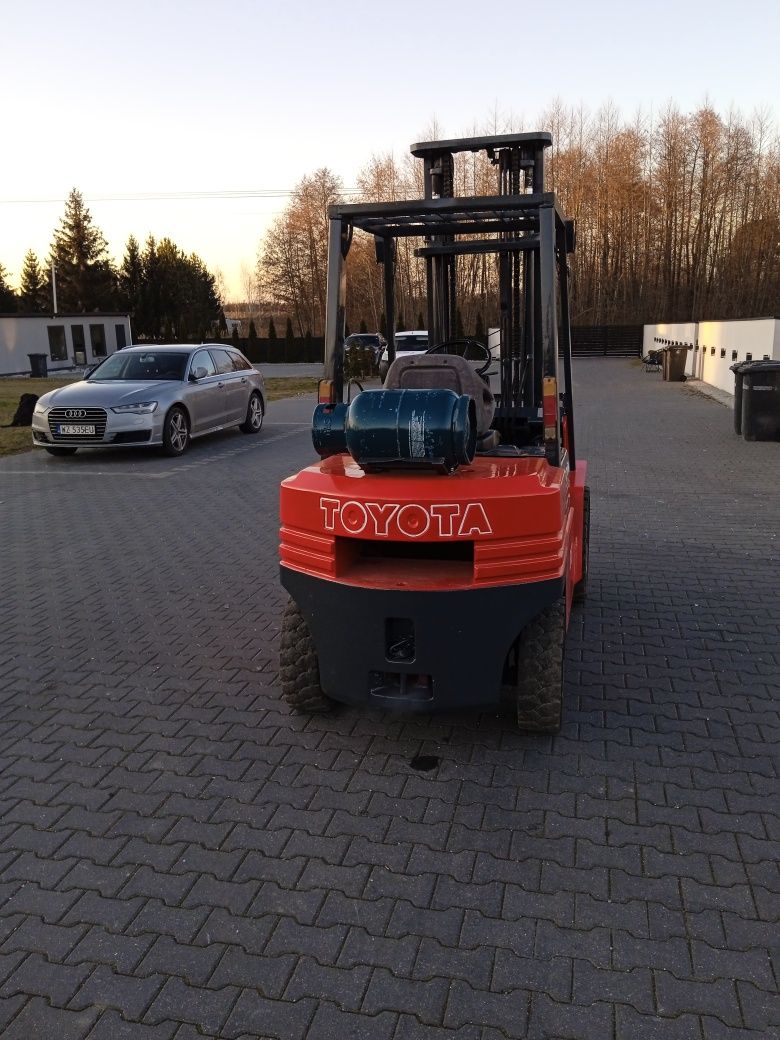 Sprzedam wózek widłowy toyota udźwig 3 tony