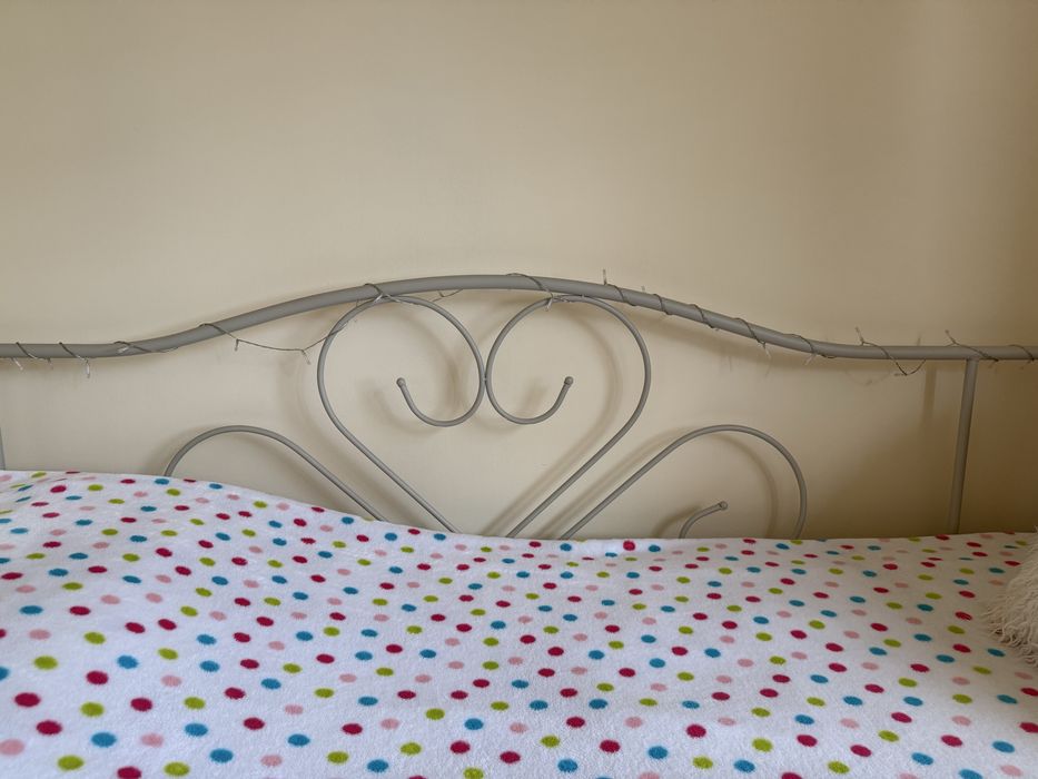 Łóżko z ozdobną ramą Jysk Ringe 90x200