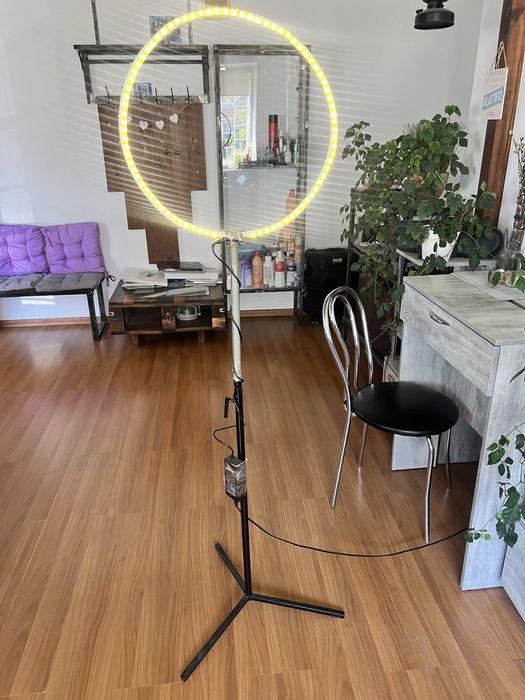 Кільцева лампа ручної роботи.