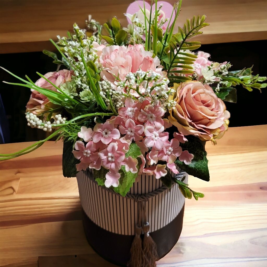 Flower box/ kompozycje kwiatowe/ prezent okazjonalny / róże