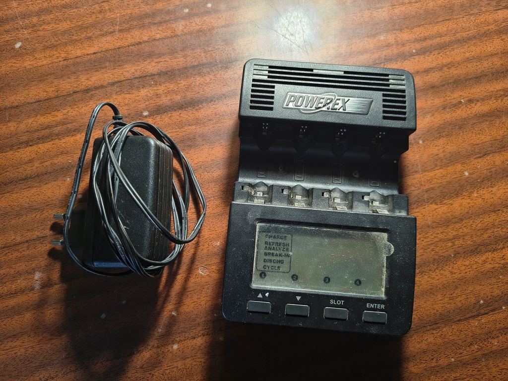 Продам зарядное устройство maha MH-C9000