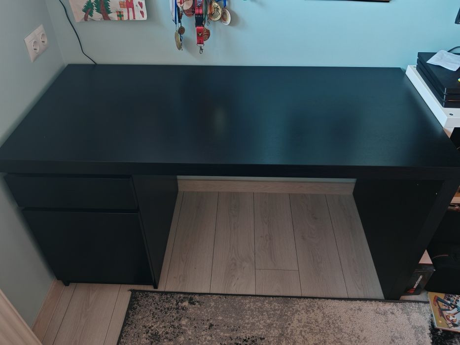 Czarne biurko Ikea MALM