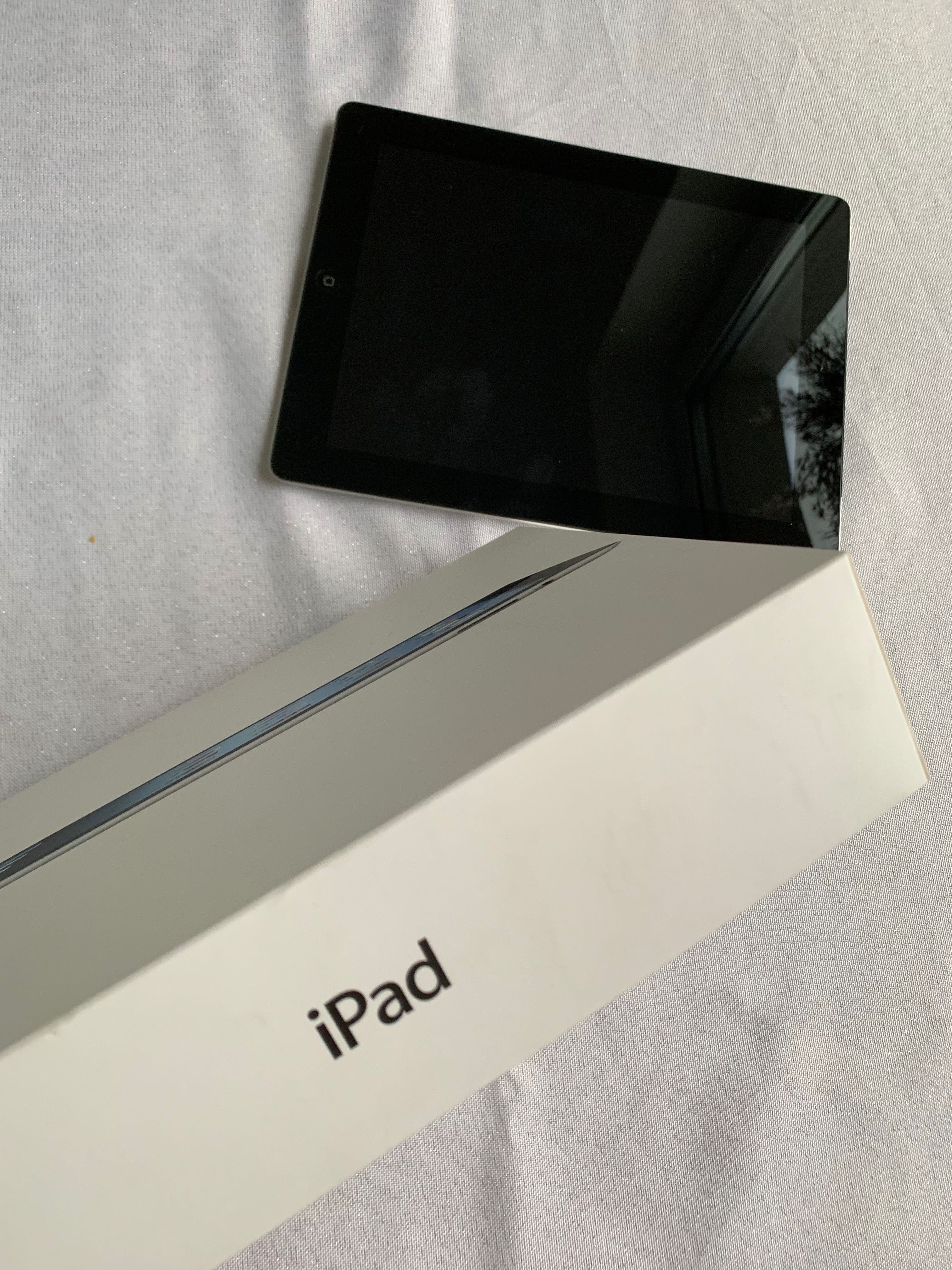 Apple iPad 3 Wi-Fi + 4G (16 GB), [MD366PL/A]