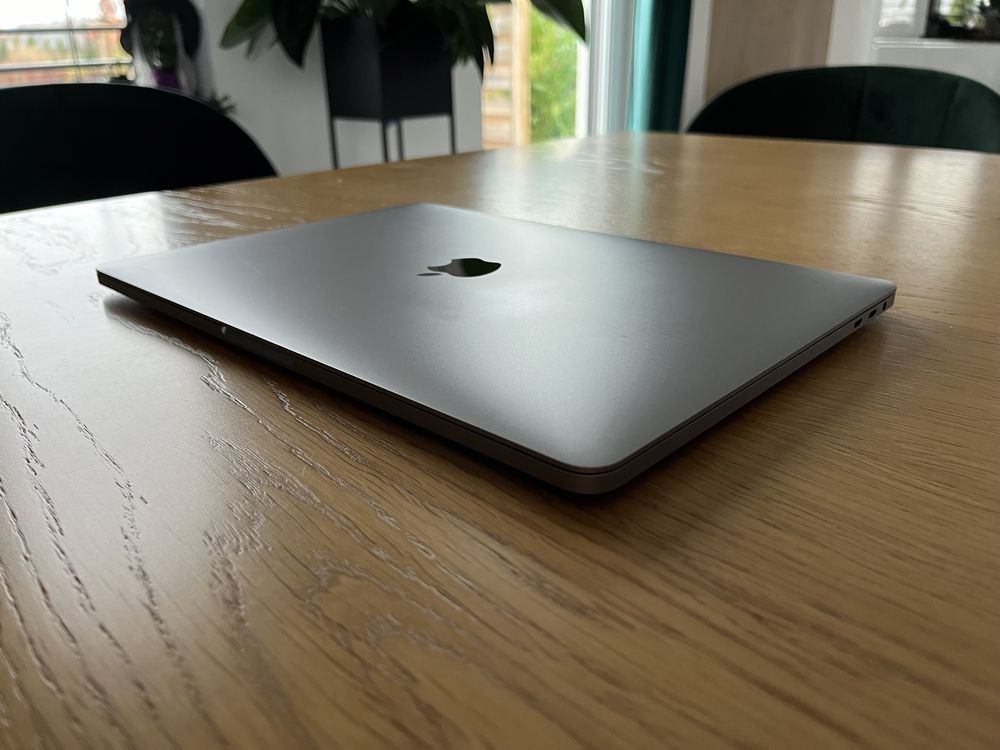 MacBook Pro 13 cali z touch bar