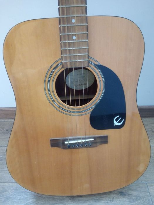 Продам аккустическую гитару Epiphone DR 100 NA