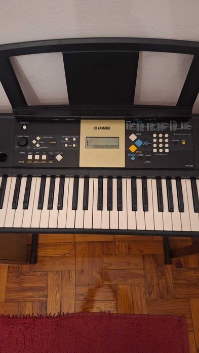 Piano Yamaha - YPT 220 com suporte