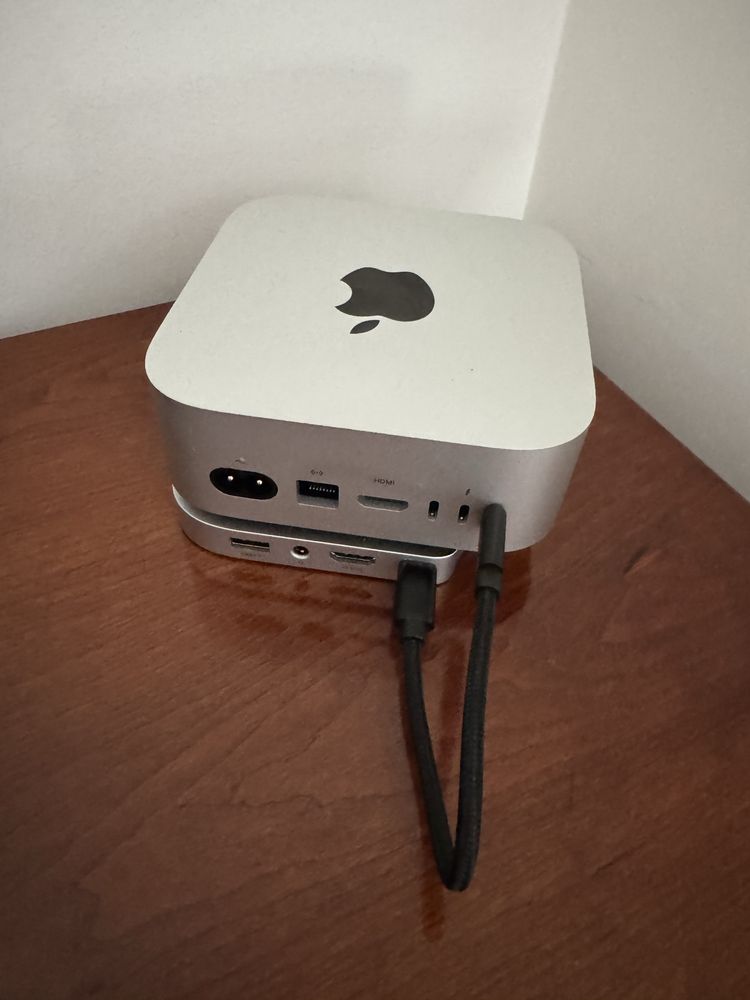 Mac mini M4 750Gb - com docking station e estojo de transporte