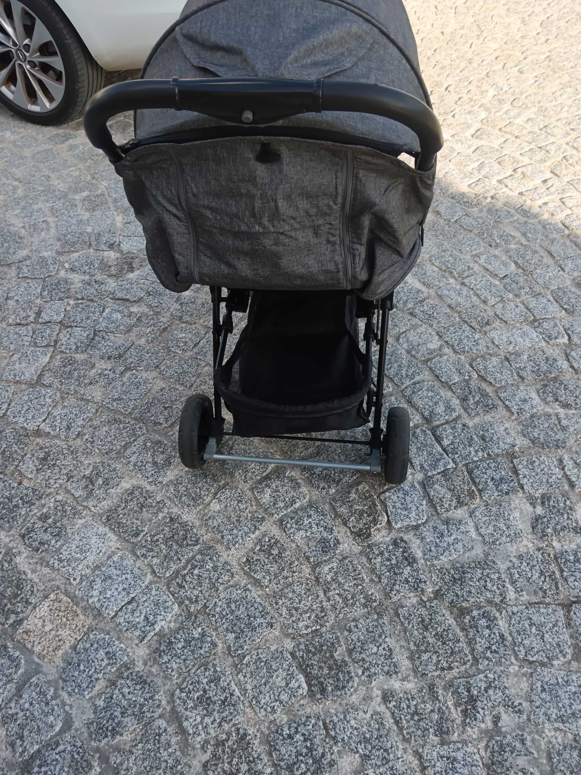 Carro de bebê e ovo