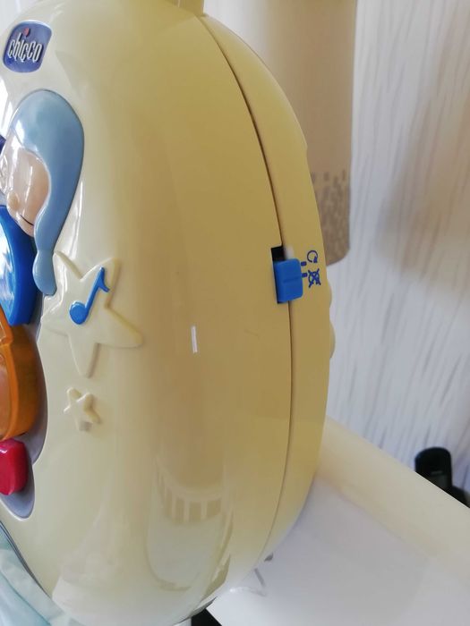 Mobile Chicco com música e luz.